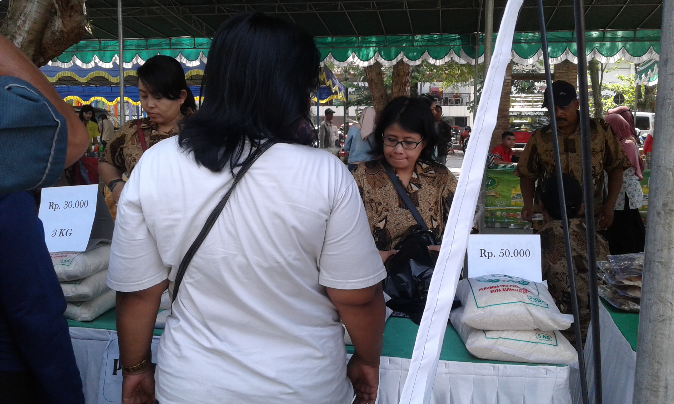 Ikut Ramaikan Pasar Gotong Royong, Beras Pedaringan Diserbu Warga